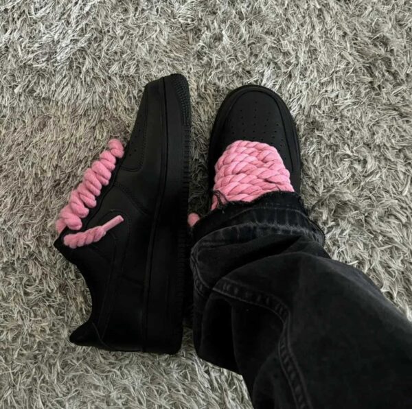 sneakersy air force 1 czarne z różowymi grubymi sznurówkami na nogach