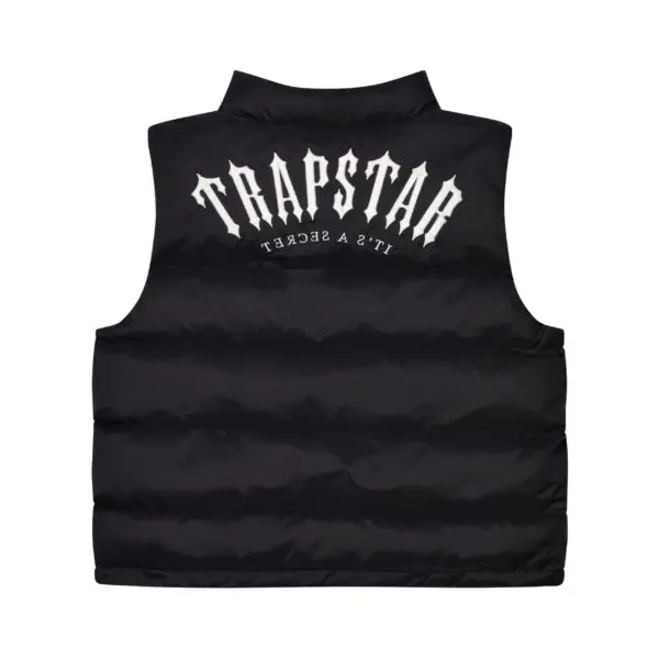 trapstar-arch-gilet-black-back: Tył z napisem trapstar it's a secret na czarnym tle