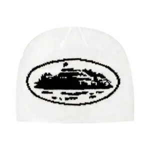 corteiz-alcatraz-beanie-white-front: Przód czapki Corteiz Alcatraz Beanie w białym kolorze