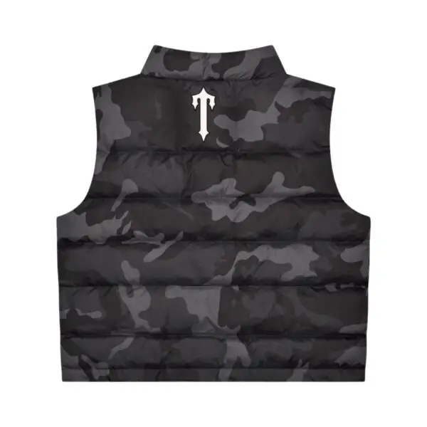 trapstar-foundation-gilet-grey-camo-back: Tył z naszywką "T" na szarym moro