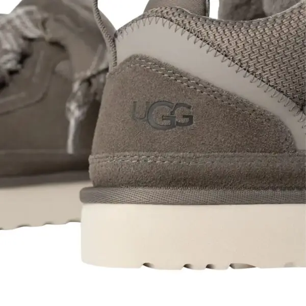 ugg-lowmel-smoke-plume-womens-logo: logo UGG na pięcie