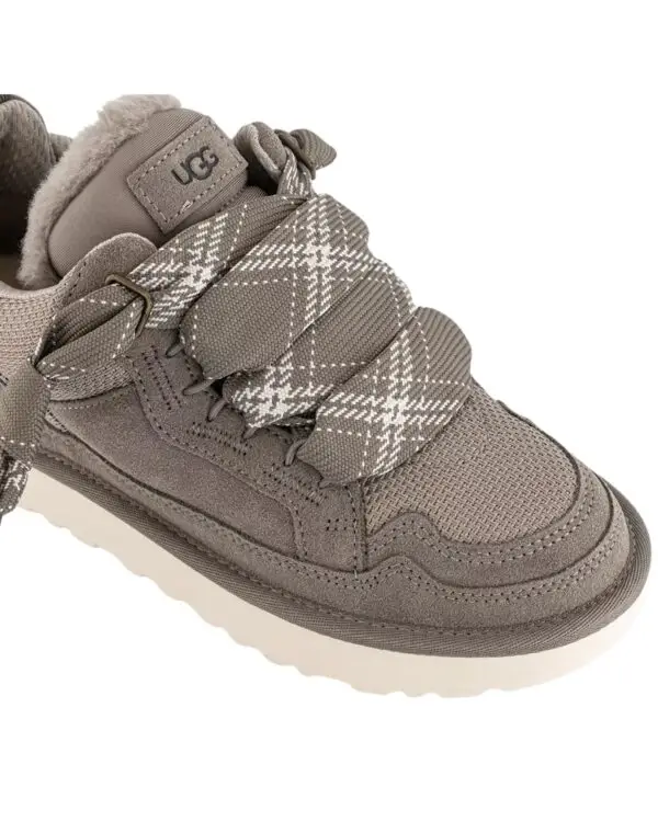 ugg-lowmel-smoke-plume-womens-detail: Detal cholewki z zamszu i materiału balistycznego