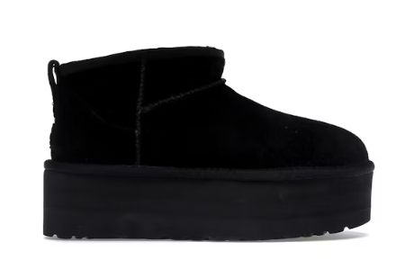 ugg-classic-ultra-mini-platform-black-side: Widok boczny na platformę i logo UGG