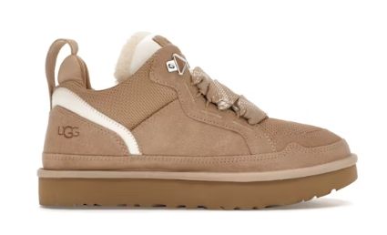 ugg-lowmel-sand-womens-side: Widok boczny UGG Lowmel Sand damskiego