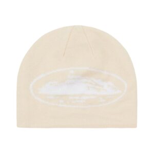 corteiz-alcatraz-beanie-cream-front: Przód kremowej czapki Corteiz Alcatraz z logotypem