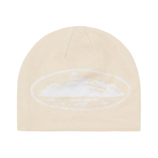 corteiz-alcatraz-beanie-cream-front: Przód kremowej czapki Corteiz Alcatraz z logotypem