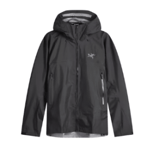 arcteryx-beta-sl-jacket-black-front: Przód kurtki Arc'teryx Beta SL czarnej