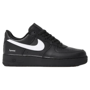 Supreme x Nike Air Force 1 Low Black/White czarna cholewka z białym Swoosh widok z boku