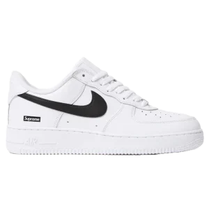 Supreme x Nike Air Force 1 Low White/Black biała cholewka z czarnym Swoosh widok z boku