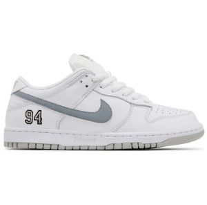 Supreme x Nike SB Dunk Low White Metallic Silver — profil boczny