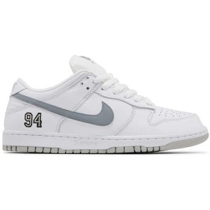 Supreme x Nike SB Dunk Low White Metallic Silver — profil boczny