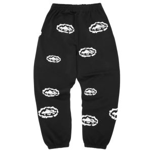 Corteiz x Denim Tears Island Wreath Sweatpant Black — przód spodni z logo.