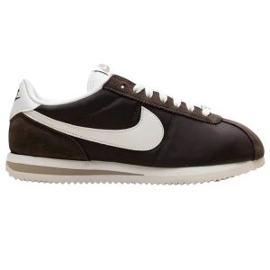 Nike Cortez Baroque Brown DZ2795‑200 – widok z boku, brązowa nylonowo‑zamszowa cholewka i biały Swoosh