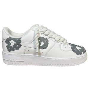 Air Force 1 White Rope Lace „Denim Tears Custom” — widok z boku, biała cholewka i szare motywy w stylu Denim Tears