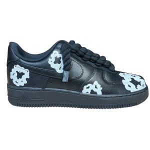 Air Force 1 Black „Denim Tears Custom” — widok z boku, czarna skóra i białe motywy w stylu Denim Tears
