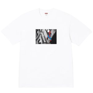 Supreme Spider-Man Tee White – biała koszulka Supreme z dużą grafiką Spider‑Mana na klatce piersiowej
