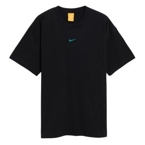 Nike x Drake NOCTA Relaxed Men's T‑Shirt Black — przód koszulki z małym turkusowym Swooshem na środku klatki