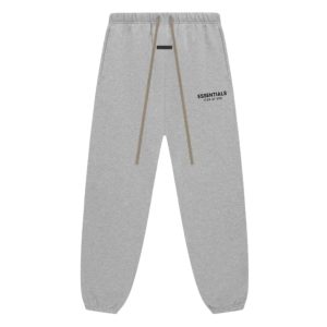 Główne: Fear of God Essentials Fleece Sweatpant — przód spodni z logo na kieszeni