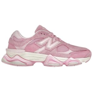 New Balance 9060 Pink Overdye – widok z boku, różowa zamszowo‑siateczkowa cholewka i masywna podeszwa