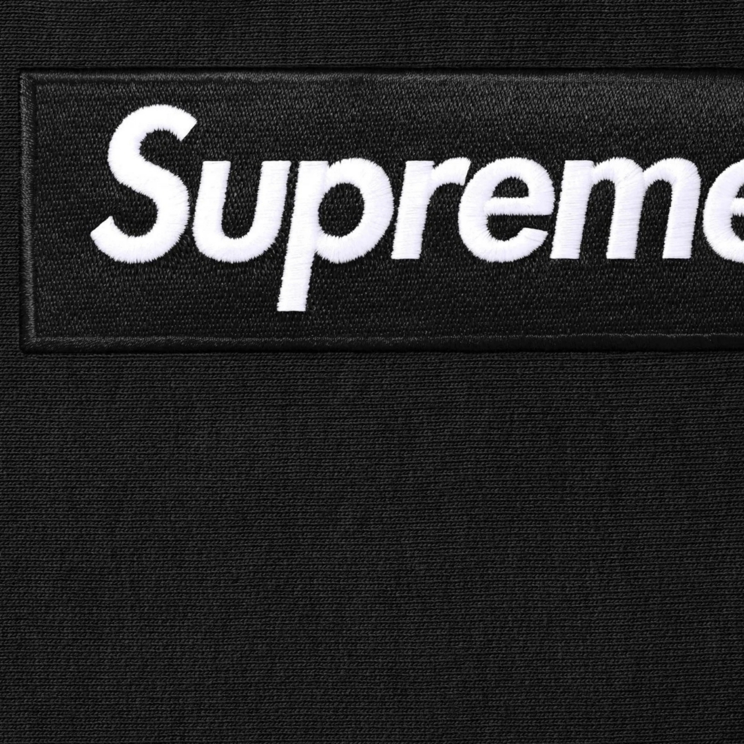 Supreme Box Logo Hoodie Black – zbliżenie na Supreme Box Logo na klatce