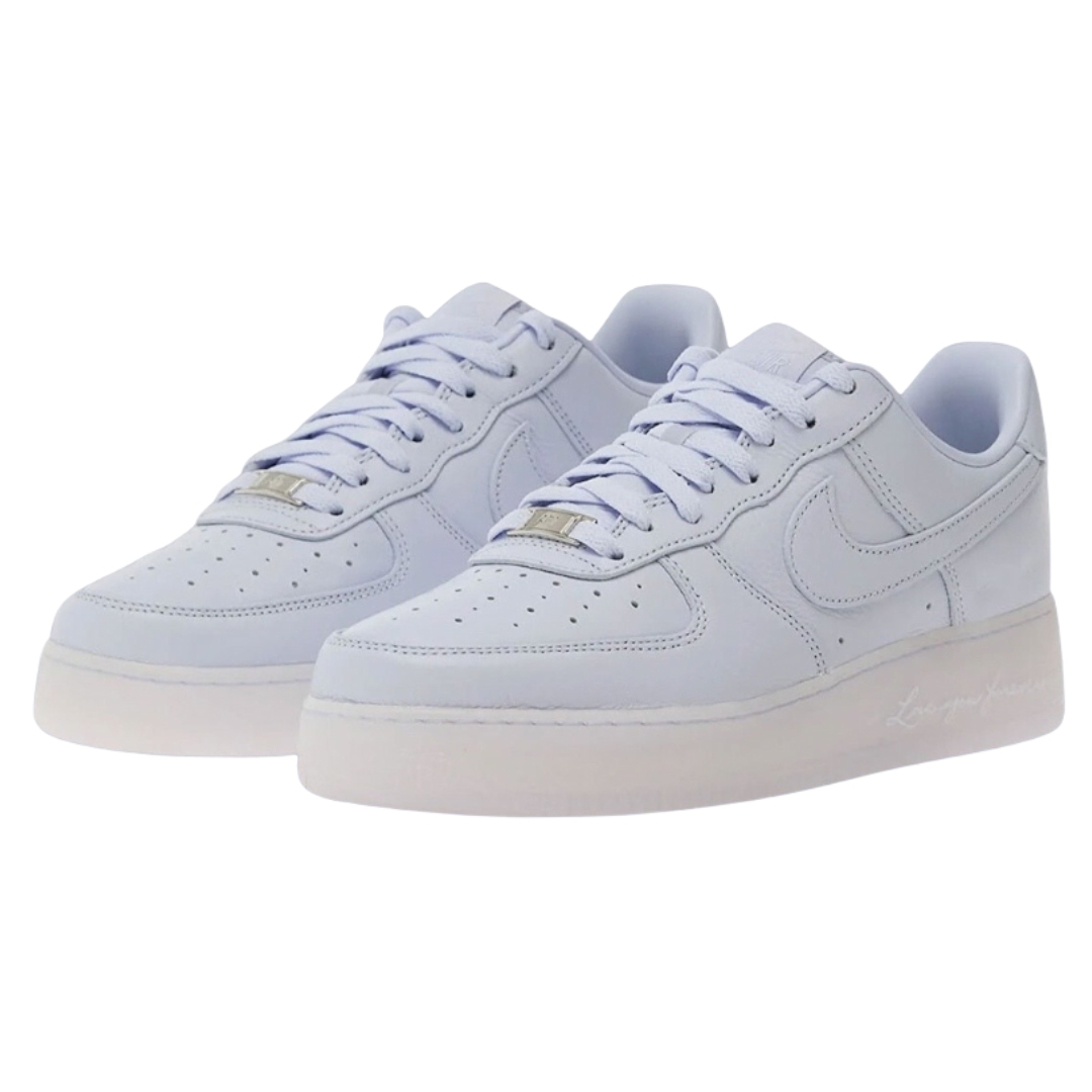 Widok z góry na Nike Air Force 1 Low Drake NOCTA Certified Lover Boy White Cobalt Tint z premium skórą i białymi sznurowadłami